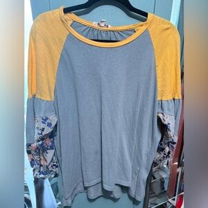 Umgee Yellow & Blue Blouse high/low with Floral Sleeves-1 Callout pre-owed- XLG